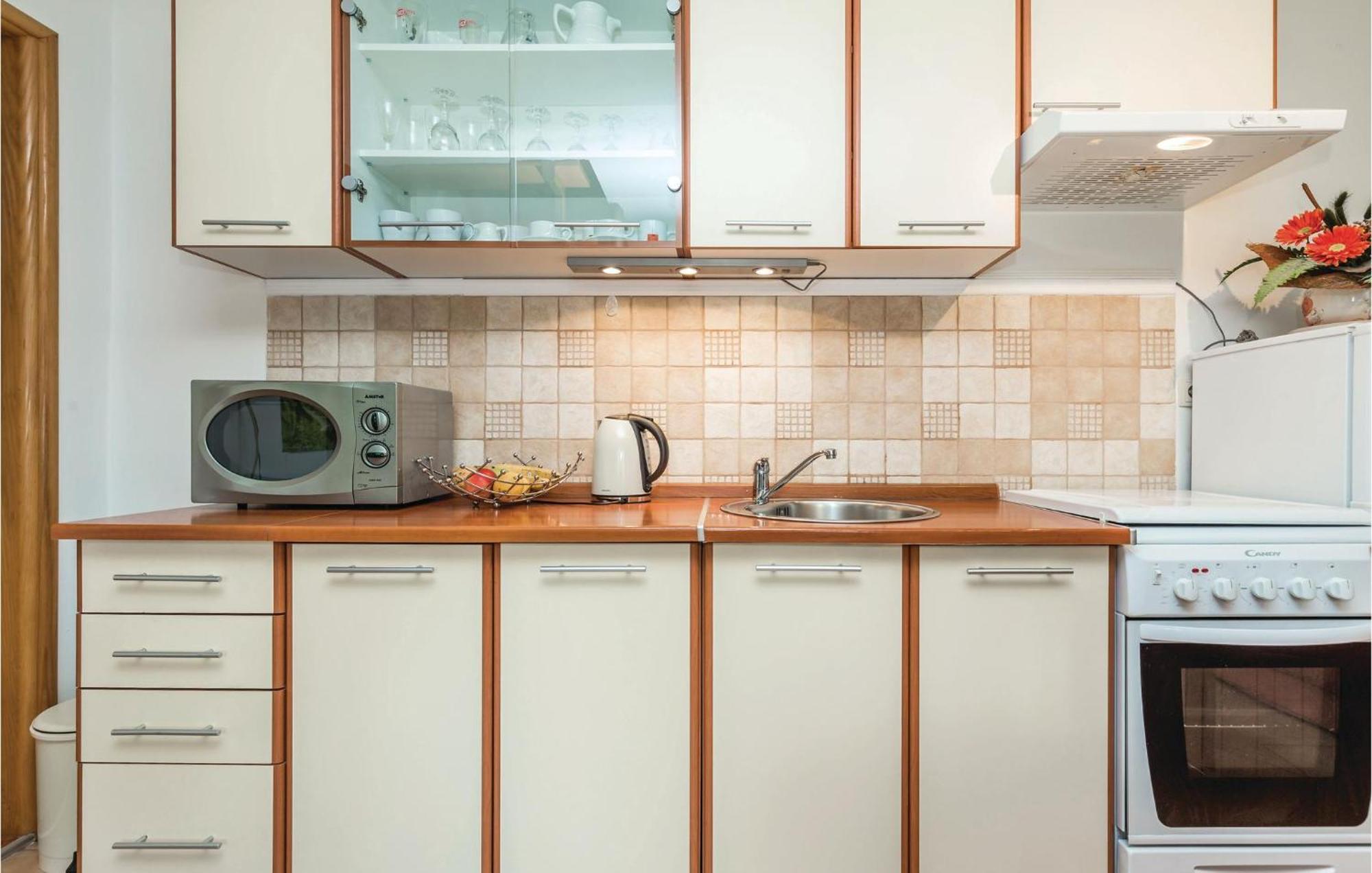 2 Bedroom Cozy Home In Licko Lesce Eksteriør bilde
