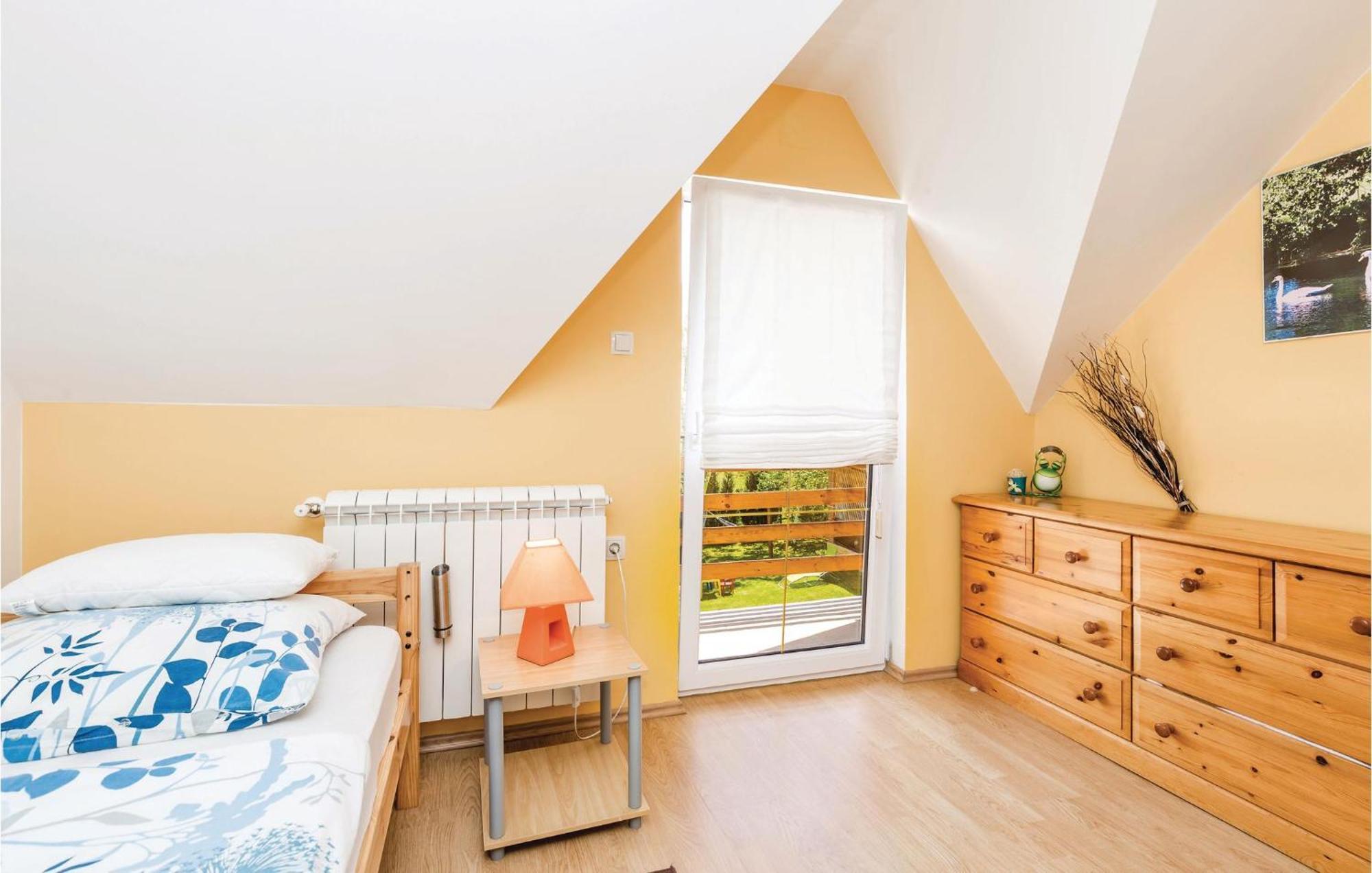 2 Bedroom Cozy Home In Licko Lesce Eksteriør bilde