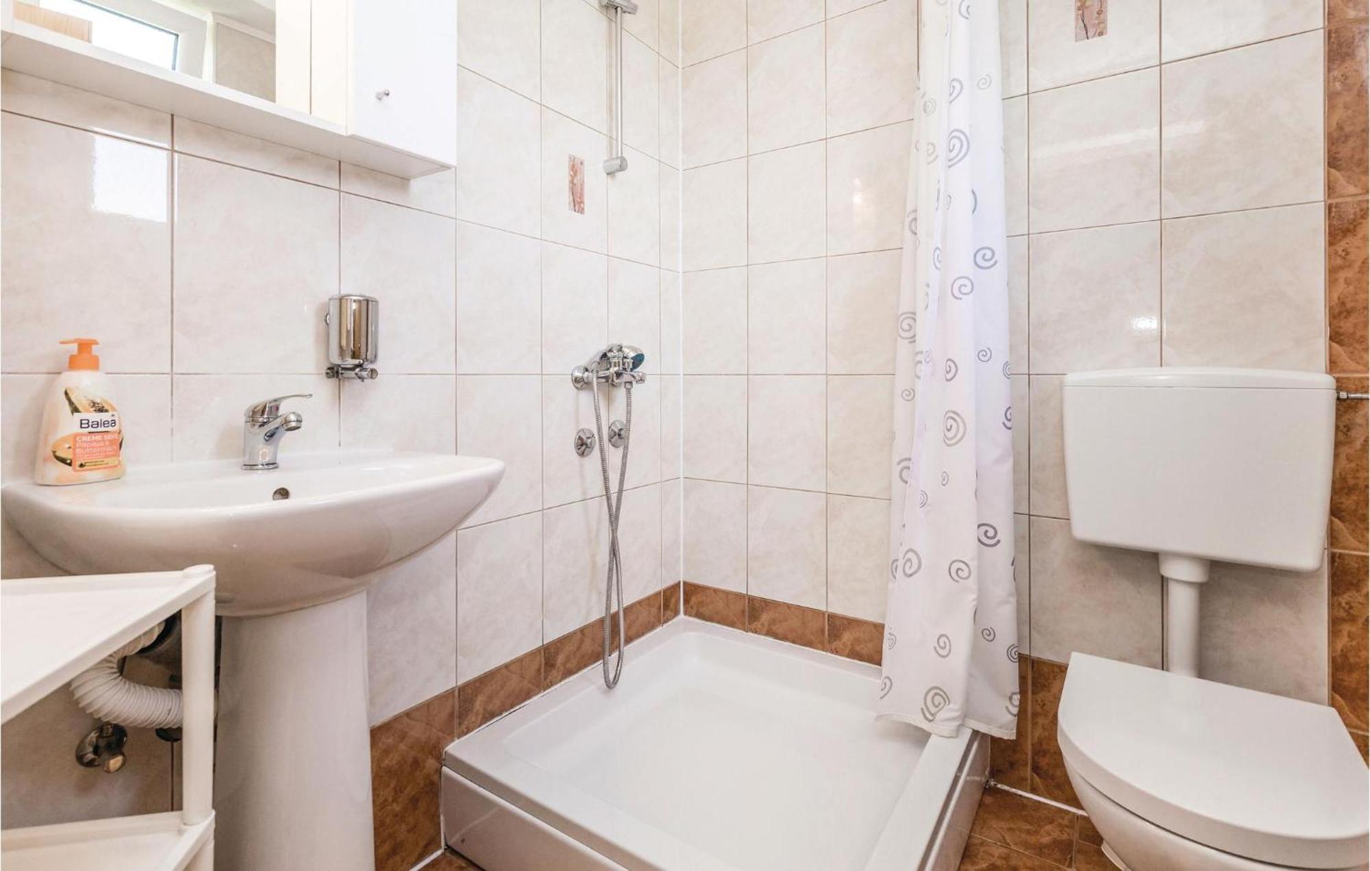 2 Bedroom Cozy Home In Licko Lesce Eksteriør bilde