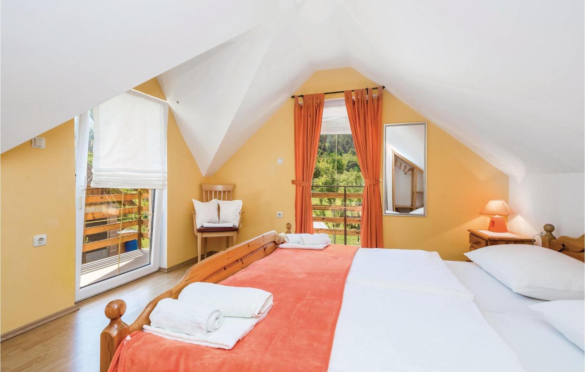 2 Bedroom Cozy Home In Licko Lesce Eksteriør bilde