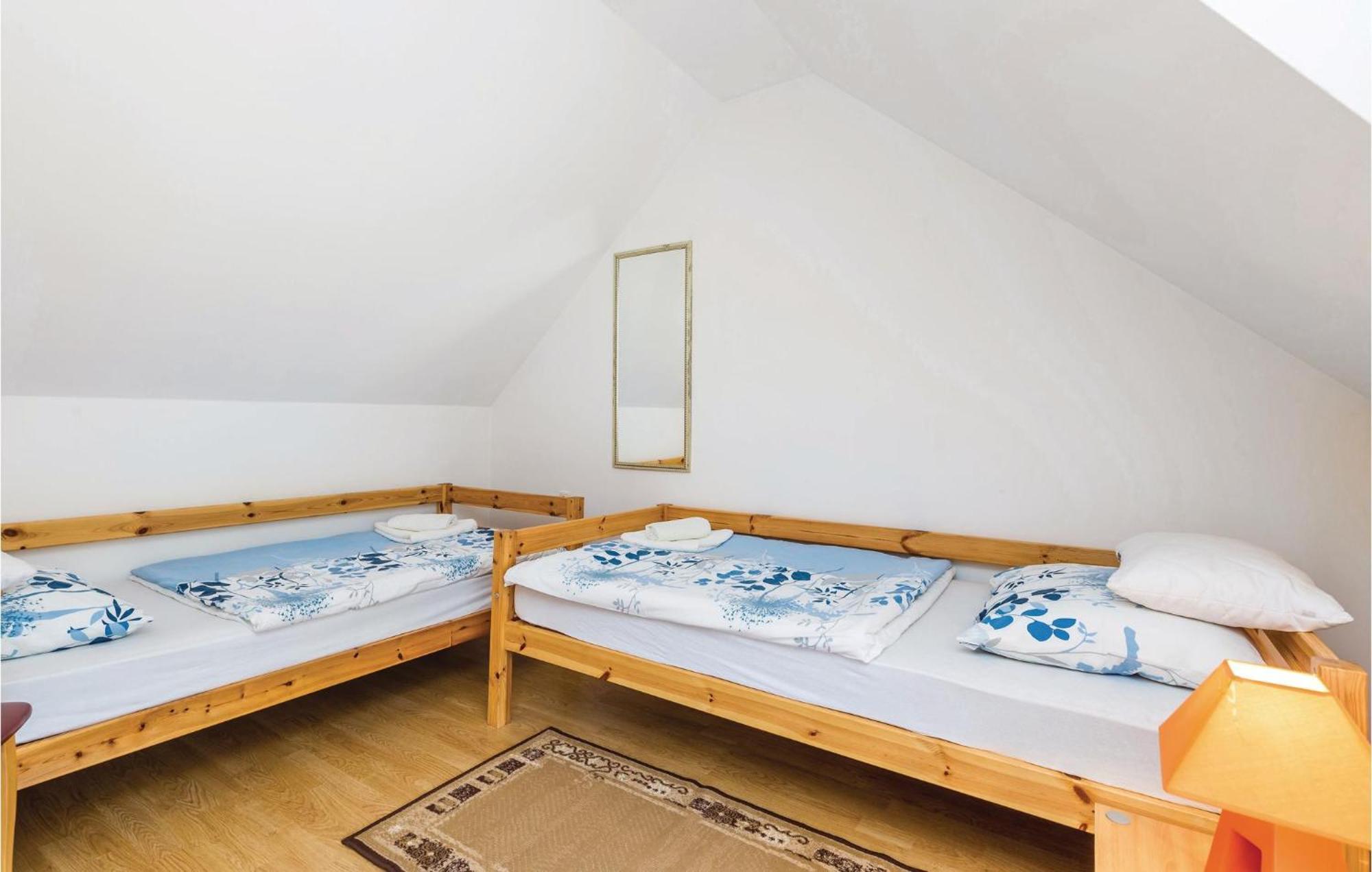 2 Bedroom Cozy Home In Licko Lesce Eksteriør bilde