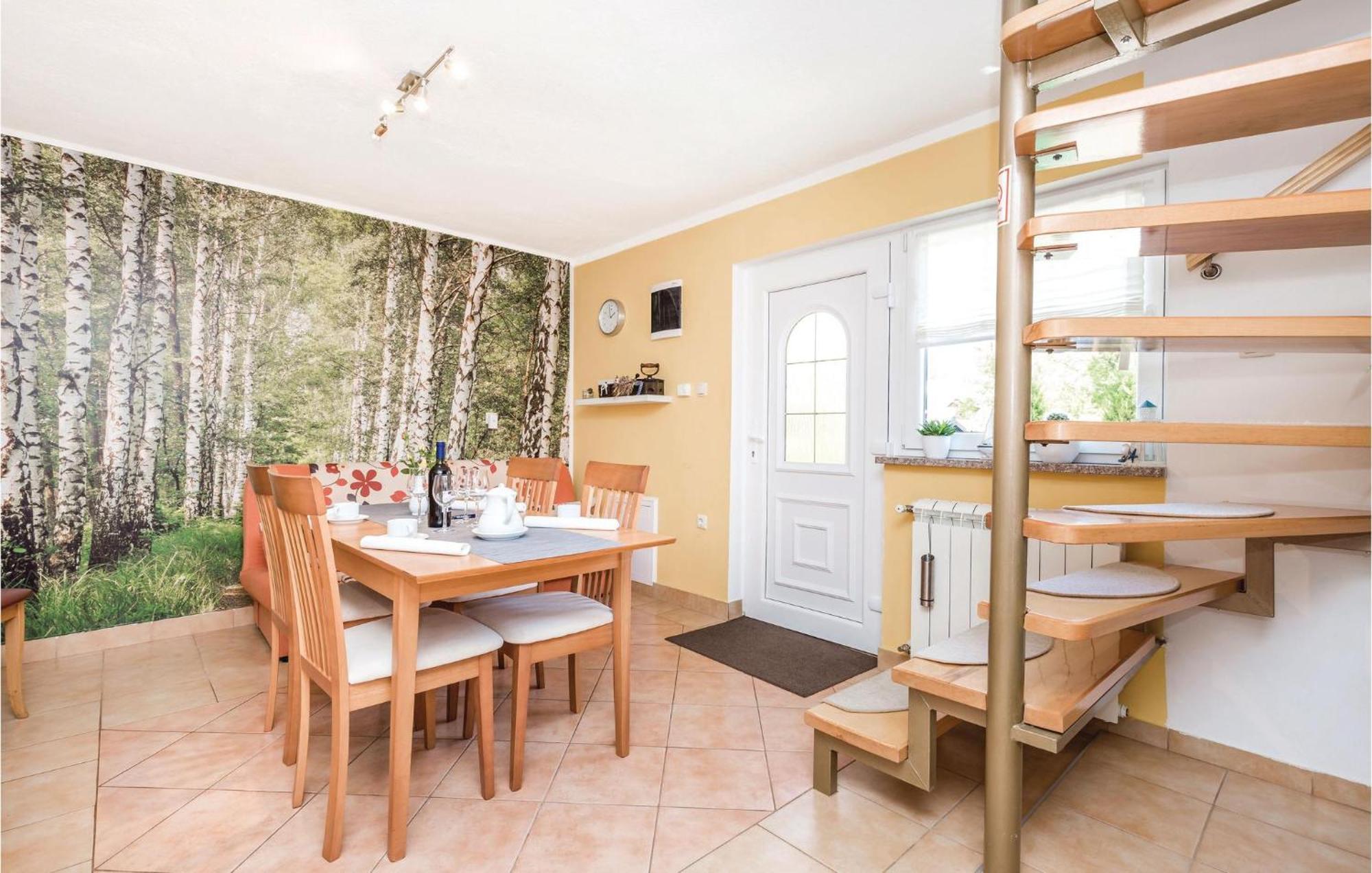2 Bedroom Cozy Home In Licko Lesce Eksteriør bilde