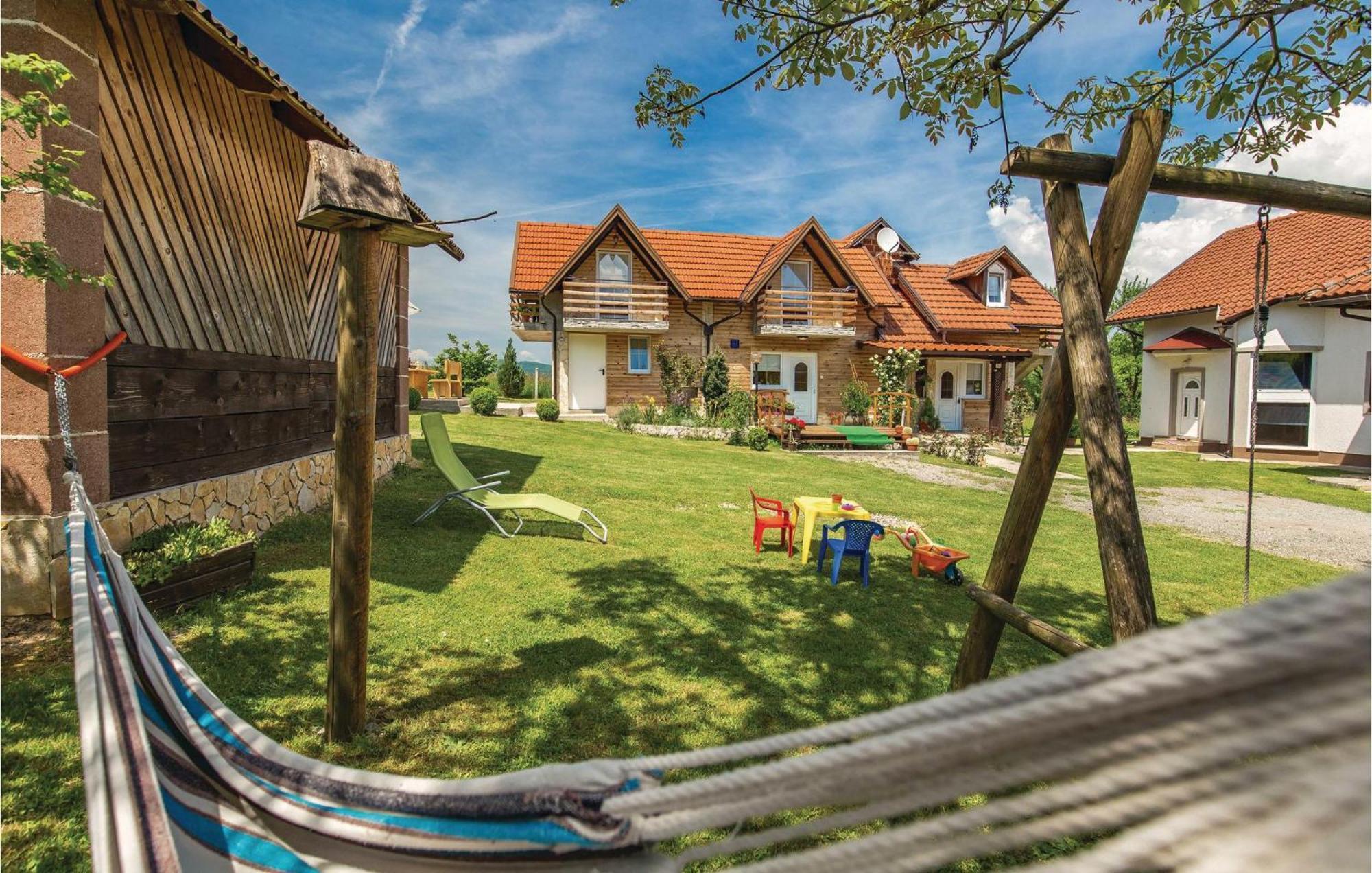 2 Bedroom Cozy Home In Licko Lesce Eksteriør bilde