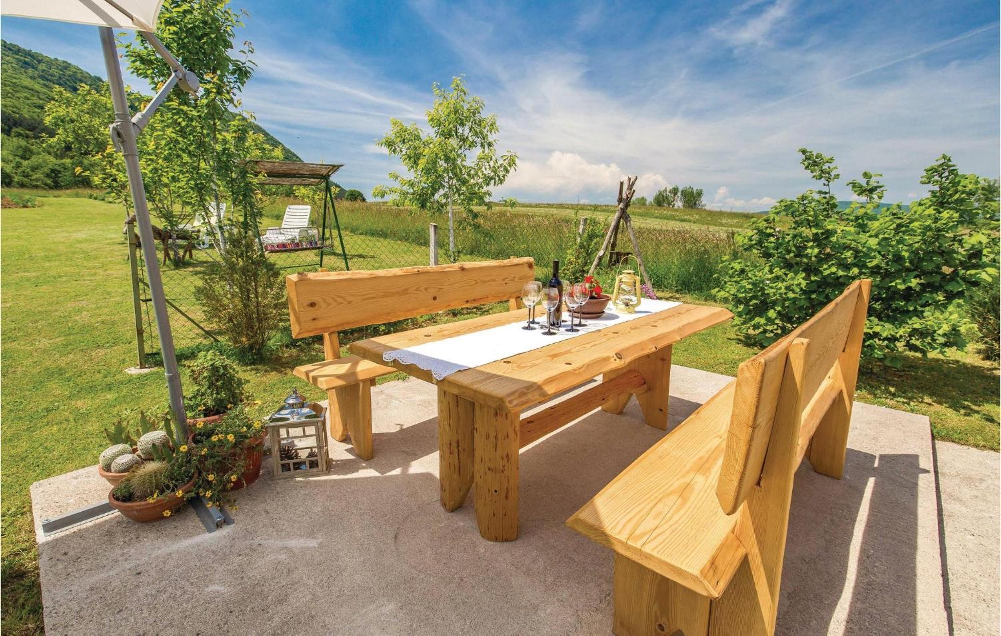 2 Bedroom Cozy Home In Licko Lesce Eksteriør bilde