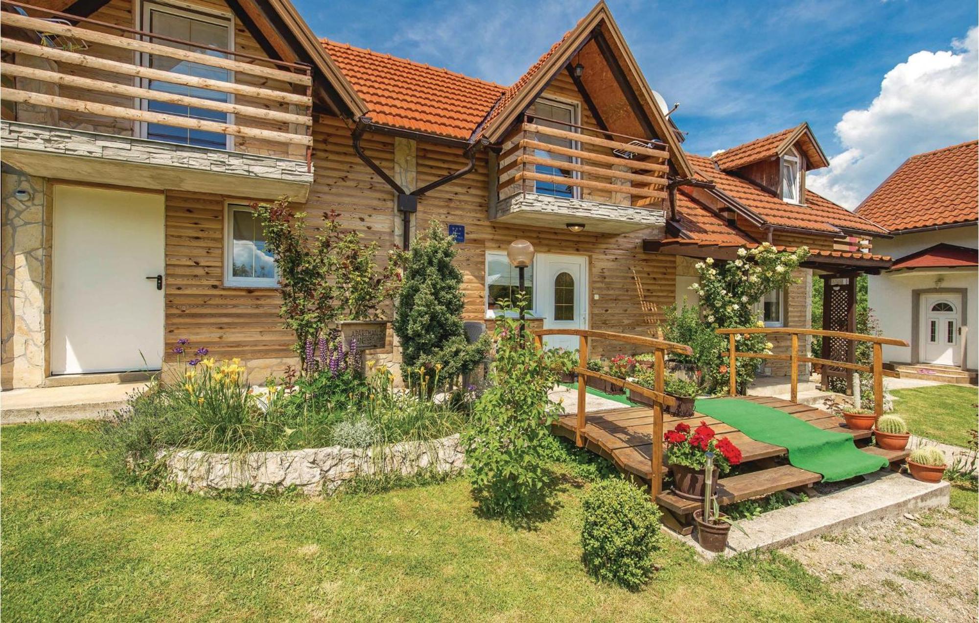 2 Bedroom Cozy Home In Licko Lesce Eksteriør bilde