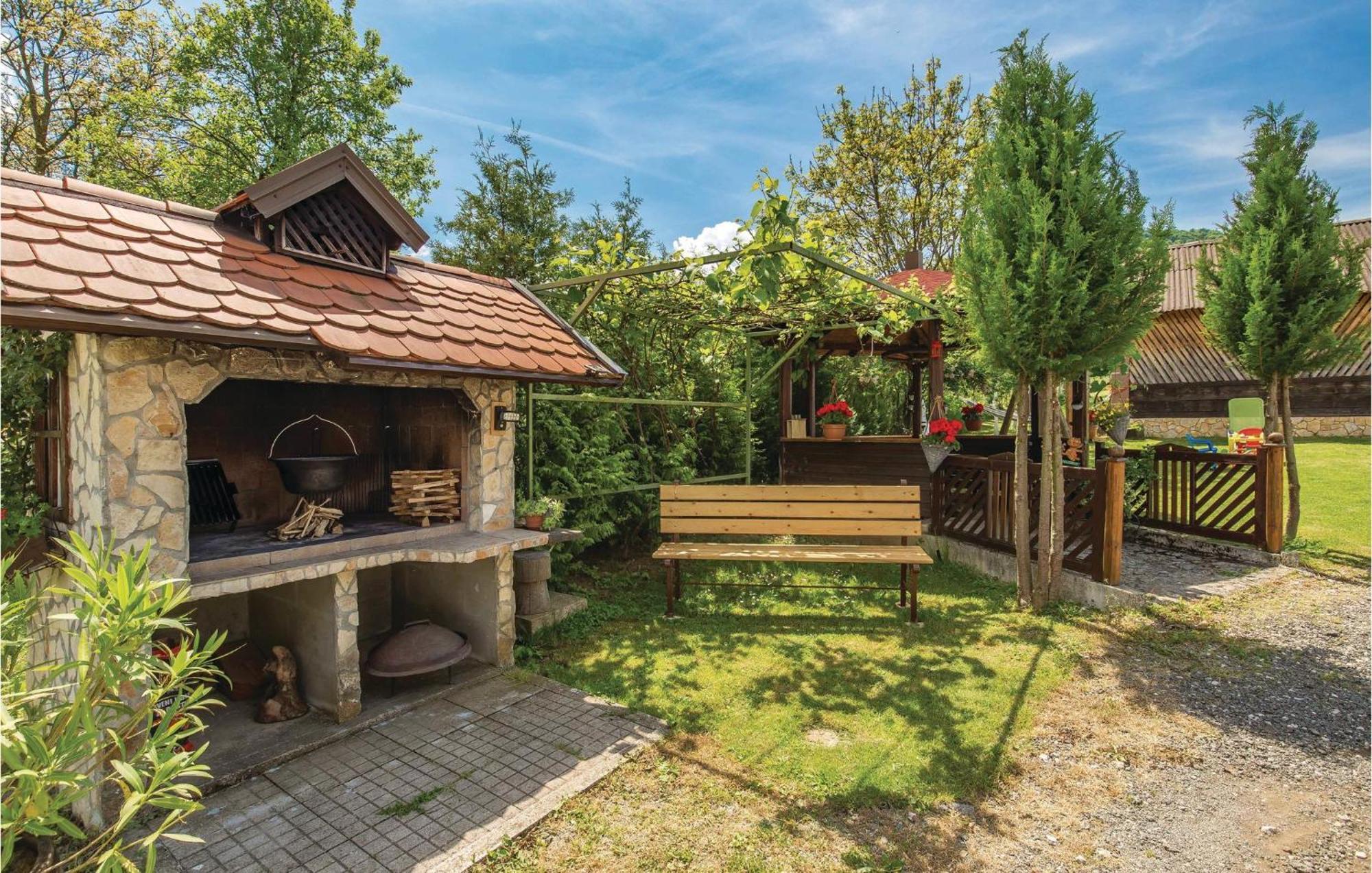 2 Bedroom Cozy Home In Licko Lesce Eksteriør bilde