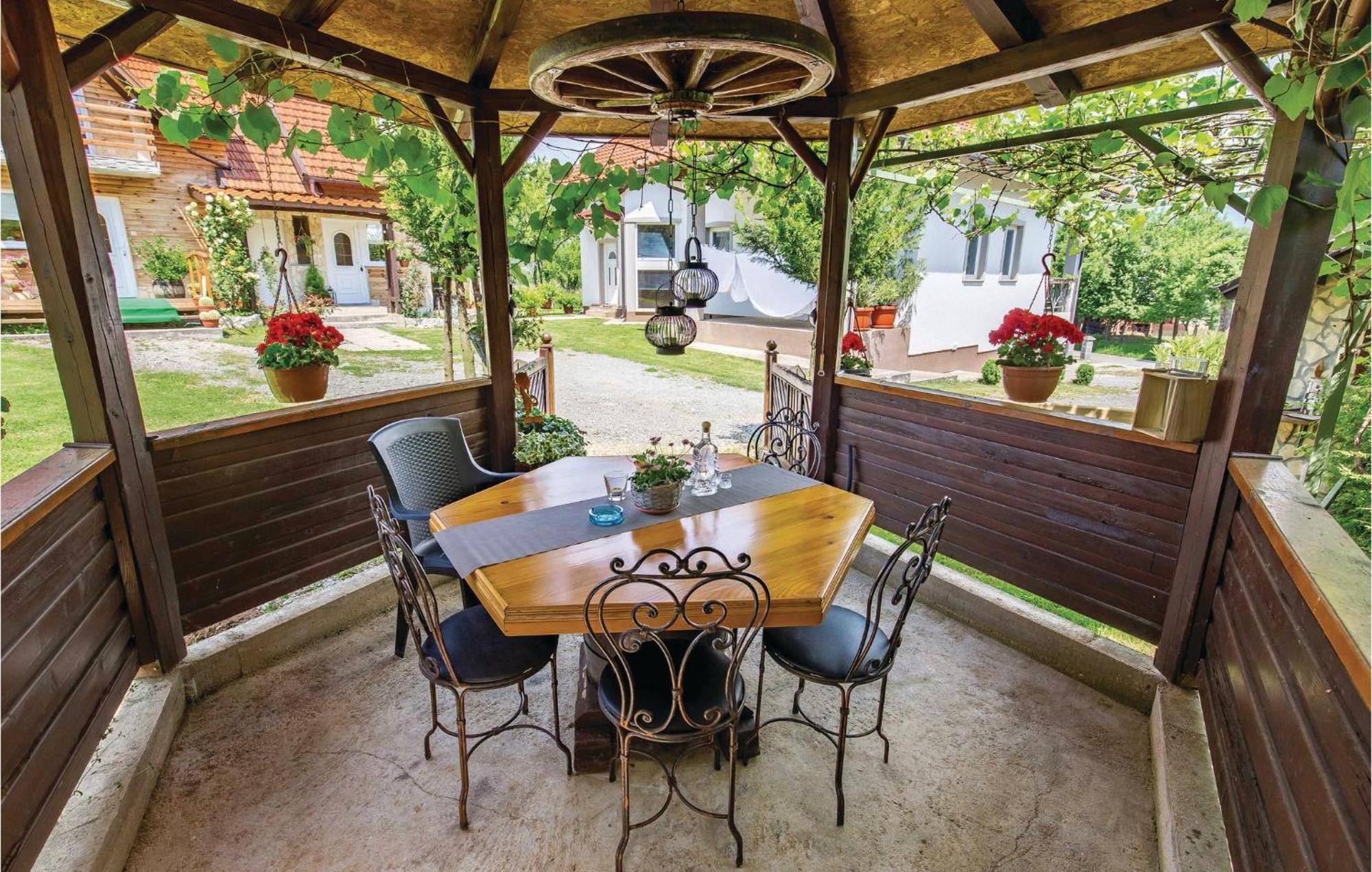 2 Bedroom Cozy Home In Licko Lesce Eksteriør bilde